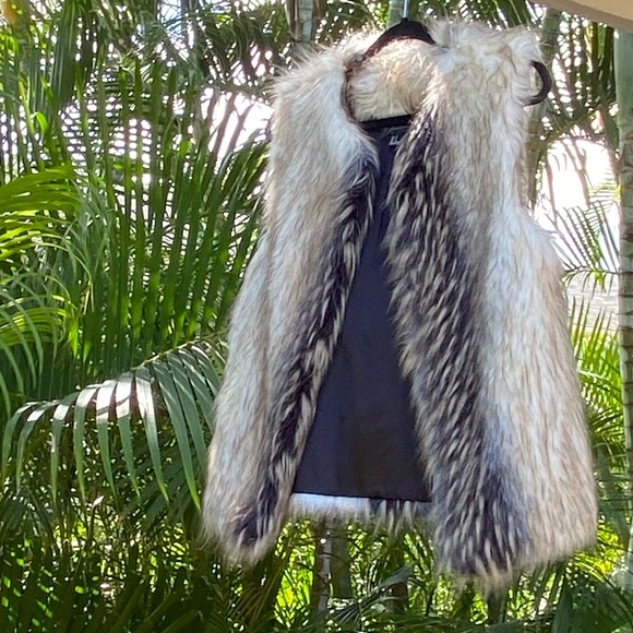 Forever 21 Faux fur vest. Size small - Picture 4 of 4